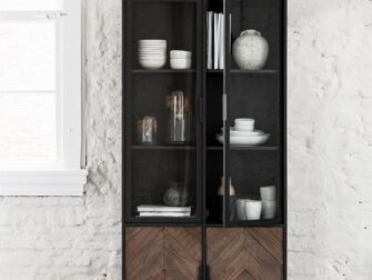 stoere industriële vitrinekast met opbergruimte