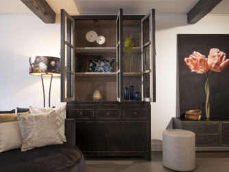 sfeervolle zwarte vitrinekast met laden en deuren