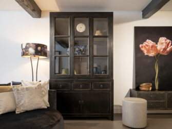 zwarte vitrinekast met glazen deurtjes