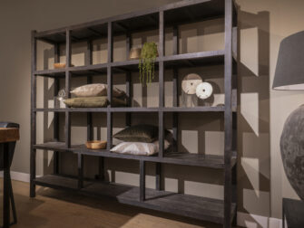 robuuste zwarte wandkast met open vakken