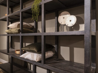 grote zwarte wandkast met open vakken