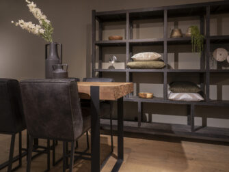 robuuste zwarte wandkast met open vakken