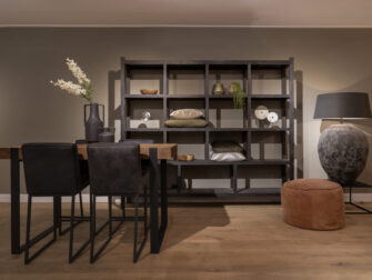 grote zwarte wandkast met open vakken