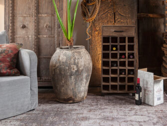 grote oud houten wijnkast