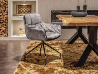 lichtgrijze stoffen eetkamerstoel op wielen