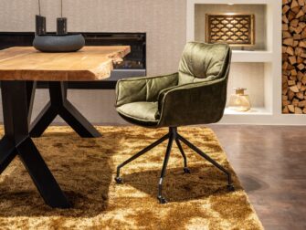 groene stoffen eetkamerstoel op wielen