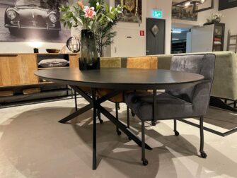 Ovale zwarte onderstel met subtiele kruispoot