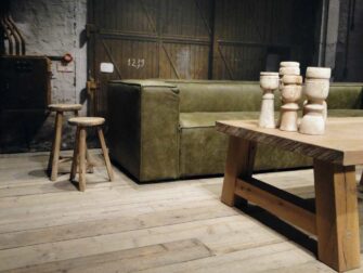 grote groene leren bank