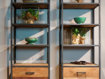 industriele boekenkast met laden