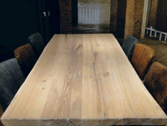 tafel met witte olie