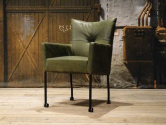 groene eetkamerstoel op wielen