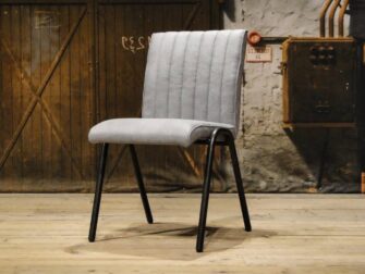 stoere licht grijze eetkamerstoel