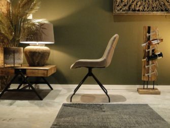 stoere kuipstoel met stalen poten