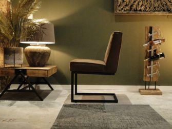 bruine stoffen stoel