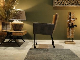 stoel op skatewielen