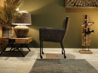 stoel met skatewielen