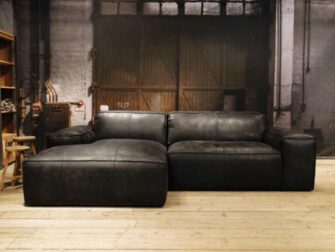 zwart leren bank met chaise longue