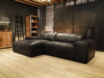 zwart leren bank met chaise longue