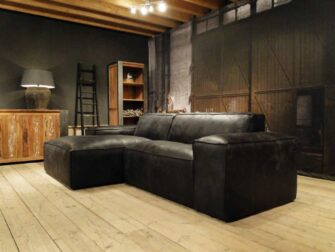 zwart leren bank met chaise longue