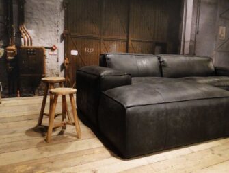 zwart leren bank met chaise longue