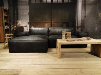 zwart leren bank met chaise longue