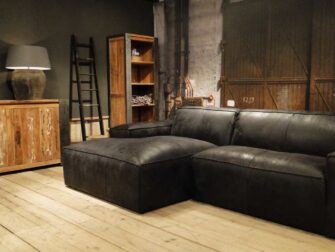 zwart leren bank met chaise longue