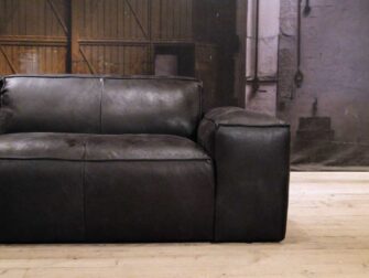 zwart leren bank met chaise longue