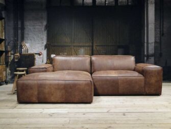 bruin leren bank met chaise longue