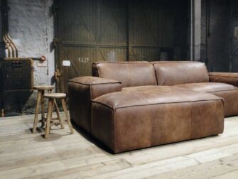 bruin leren bank met chaise longue