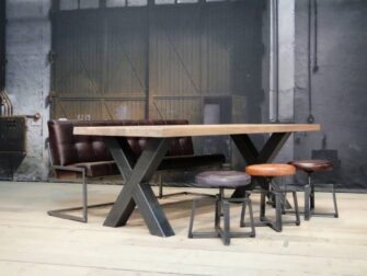 eiken tafel met stalen onderstel