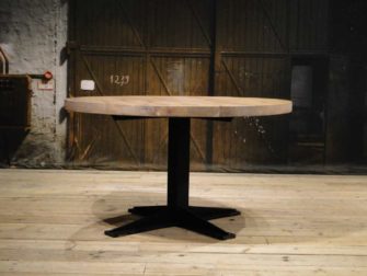 Ronde eiken tafel met stalen poot