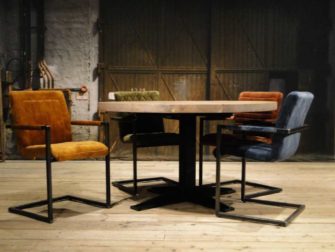 Ronde eetkamertafel met stoelen