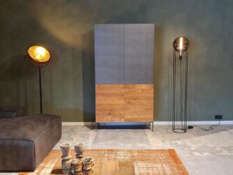 kast met staal en hout