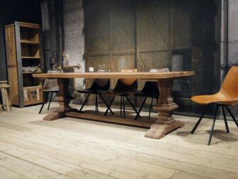 eiken kloostertafel met stoelen