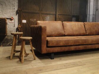 bruine leren bank