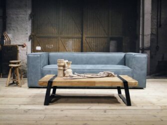 licht blauwe leren bank