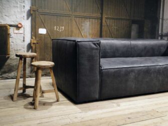 grote zwarte leren bank