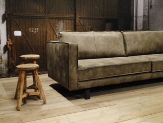 geschuurd leren bank grijs