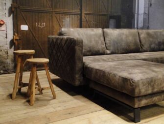 grijze geschuurd leren bank