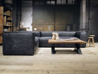 zwarte hoekbank met salontafel