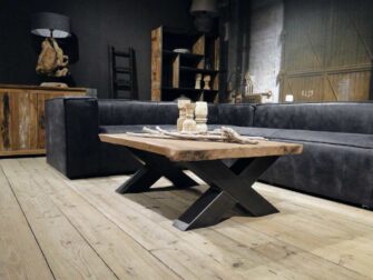 zwarte hoekbank met salontafel