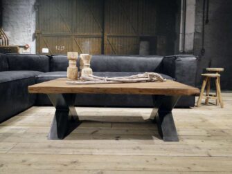 zwarte hoekbank met salontafel