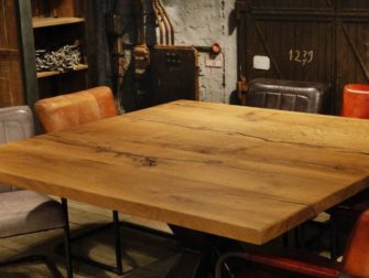 vierkante industriele tafel