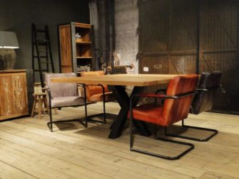 vierkante industriele tafel