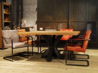 vierkante industriele tafel