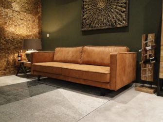 Leren bank op pootjes