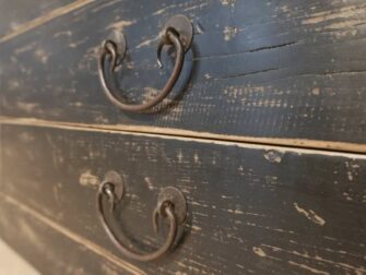 zwart tv meubel oud hout