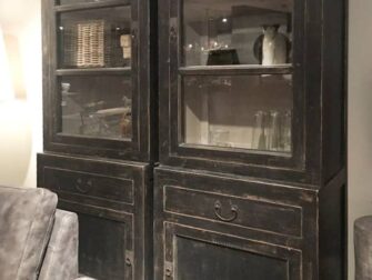 zwarte vitrinekast smal